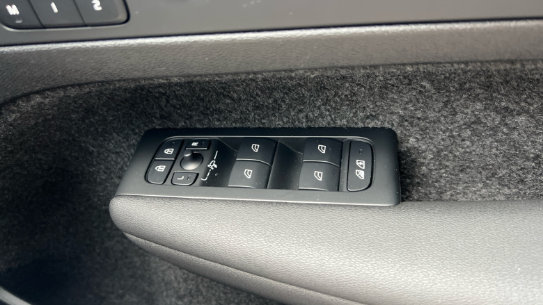 Volvo XC40 2.0 B3P Ultra Dark 5dr Auto Petrol Estate